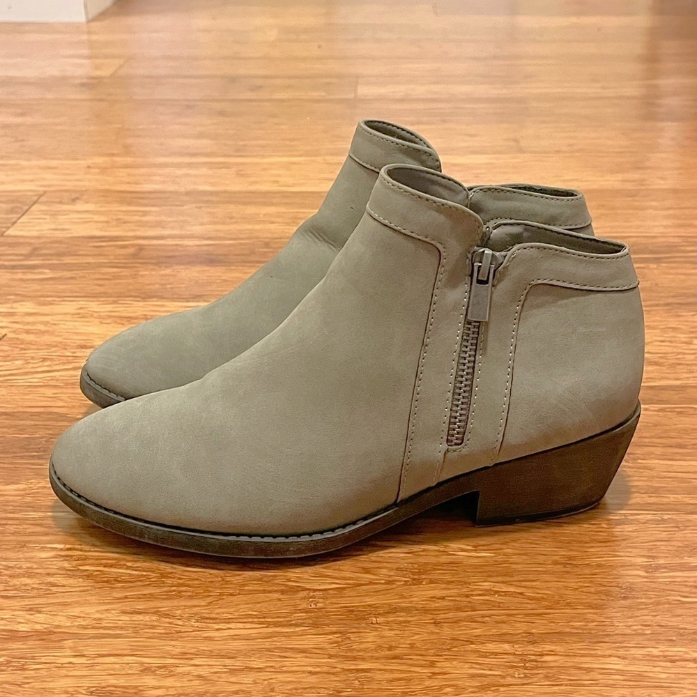 Maurices Abigail Side Zipper Gray Faux leather Ankle Booties Size Women's 9.5
